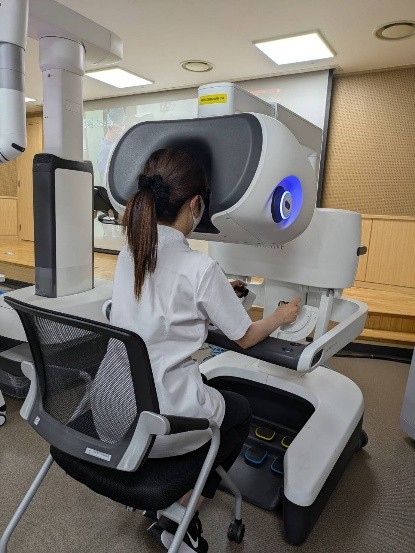 ロボットで縫合中