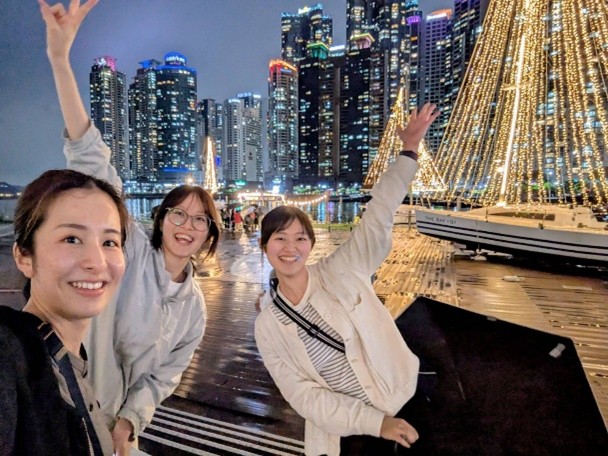 定番夜景スポットで仲良しの現地学生と