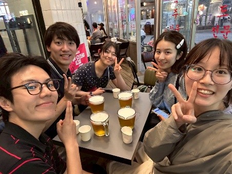 現地の学生さんと