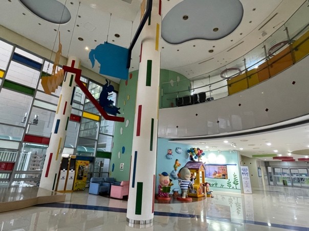 Children’s Hospital　まるで遊園地のような内装