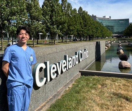 Cleveland clinic前にて