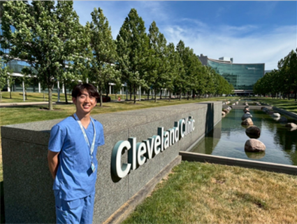 Cleveland Clinic の前で