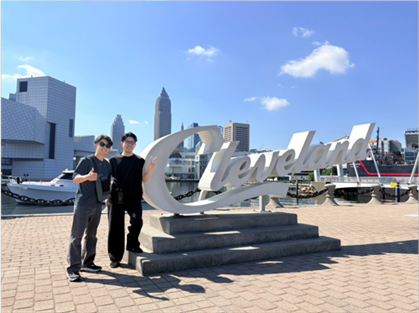 Cleveland モニュメントの前で
