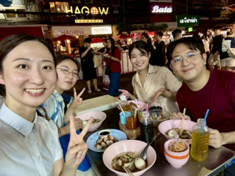 お世話になった先生、他大の日本人医学生とヤワラート（中華街）で屋台飯