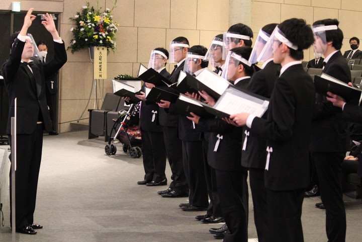 学生代表　献灯・献花