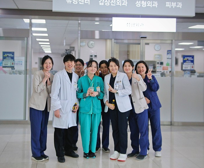 形成外科の教授，看護師さんと 教授のご主人のカメラで