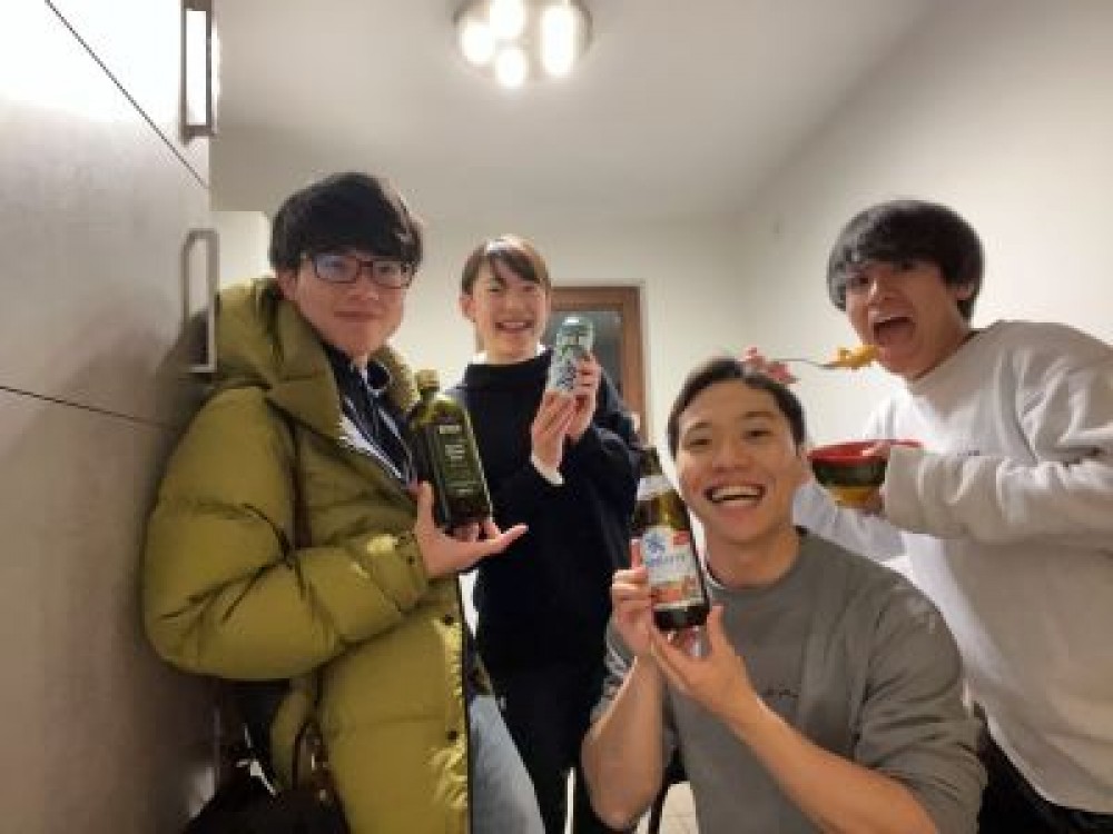 共用キッチンでの集合写真