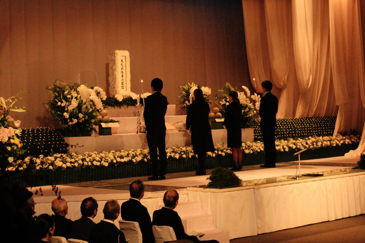 学生代表　献灯・献花