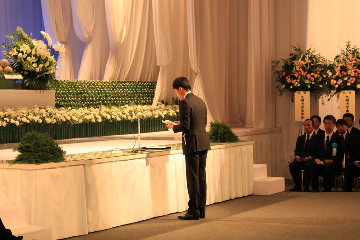 学生代表　献灯・献花