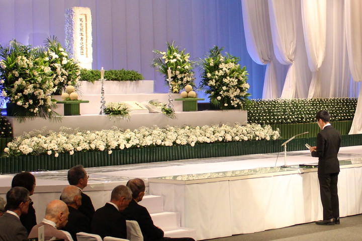 学生代表　献灯・献花