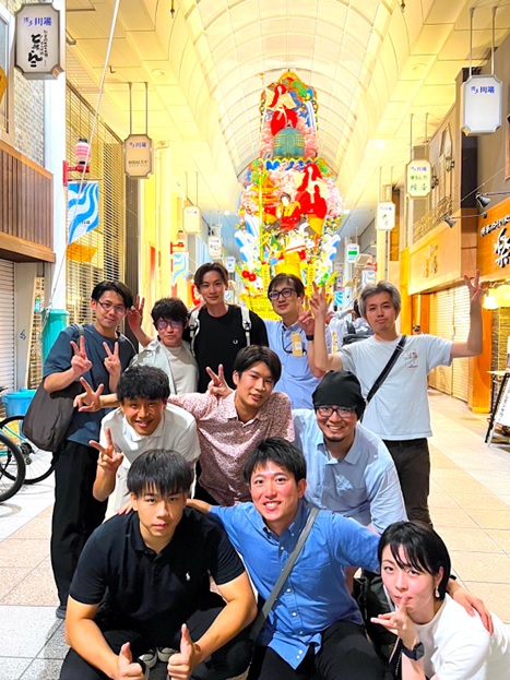 小児外科の先生方、小児外科を志す６年生の先輩方との一枚