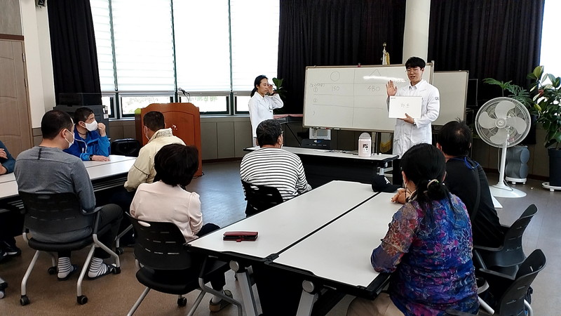 精神科の実習で曲当てゲームをする学生