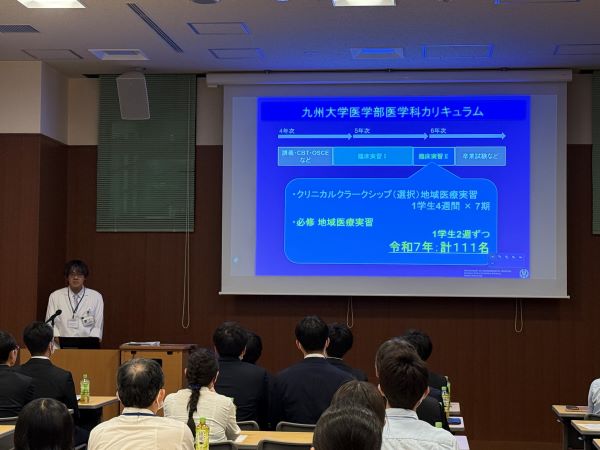 平峯助教による全体報告の様子