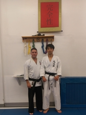 実習中の余暇 休日に空手道場で出稽古